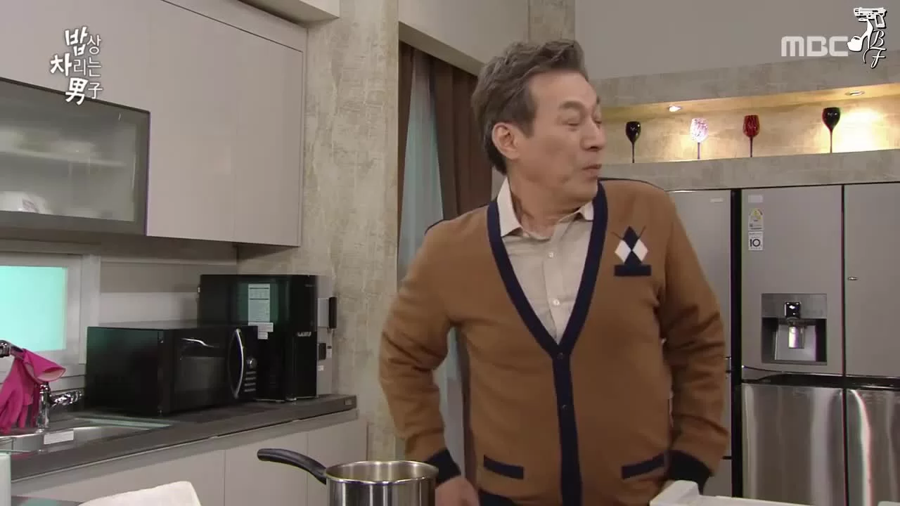 Парень, который накрывает на стол 40 серия